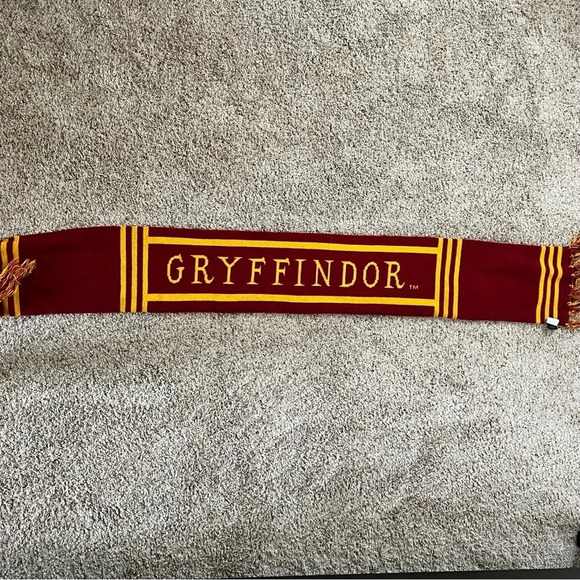 UNIVERSAL STUDIOS  Wizarding World of Harry Potter GRYFFINDOR Scarf - Picture 4 of 7